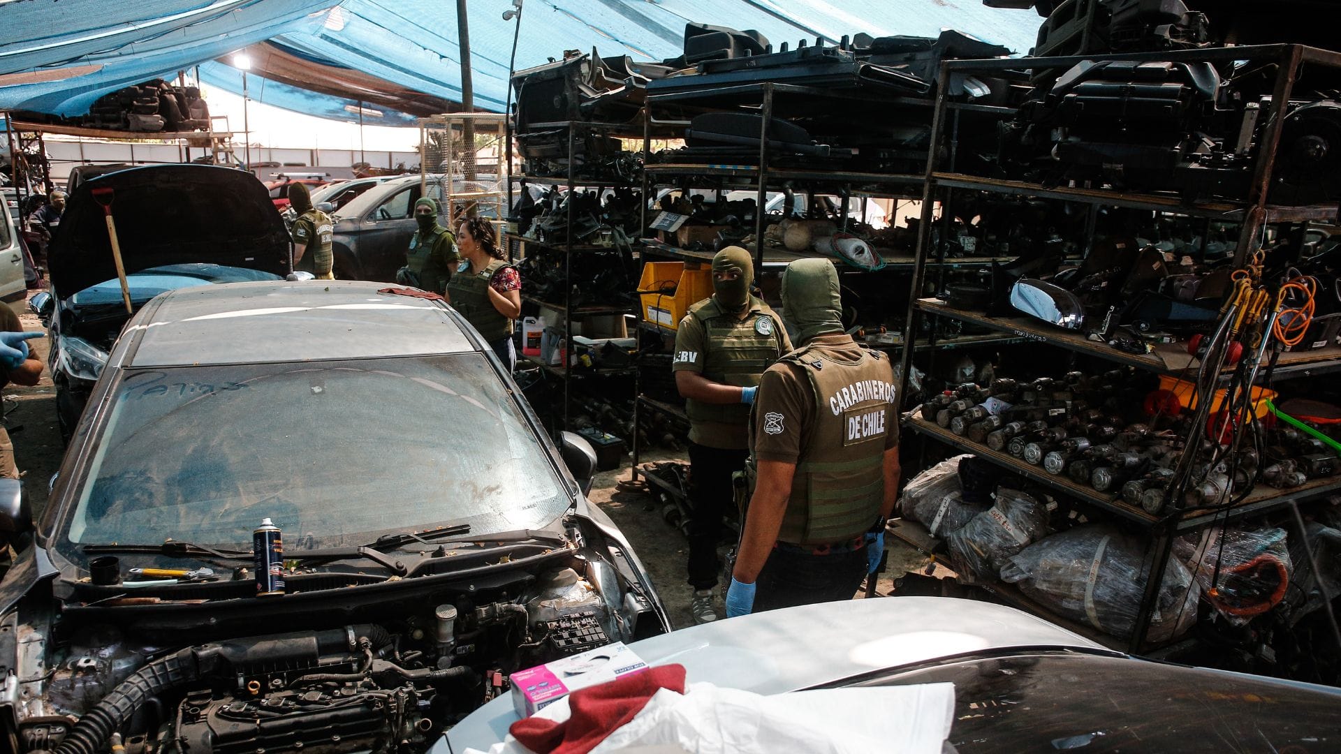 Gracias a un GPS: Encuentran decenas de autos robados al interior de un galpón que funcionaba como desarmaduría ilegal en La Pintana
