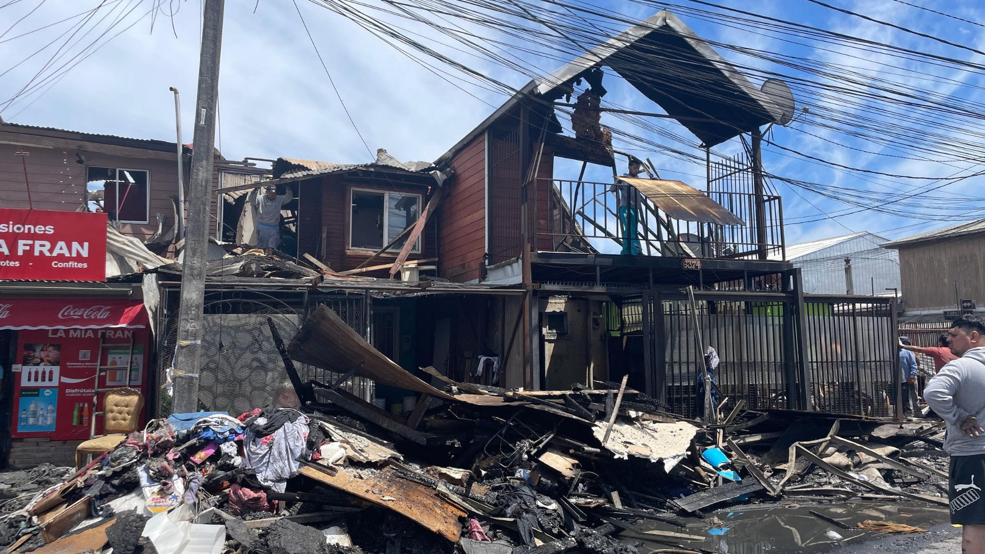 Hablan vecinos afectados por el incendio en Chiguayante : “Gente gritaba aquí para despertar a los vecinos”