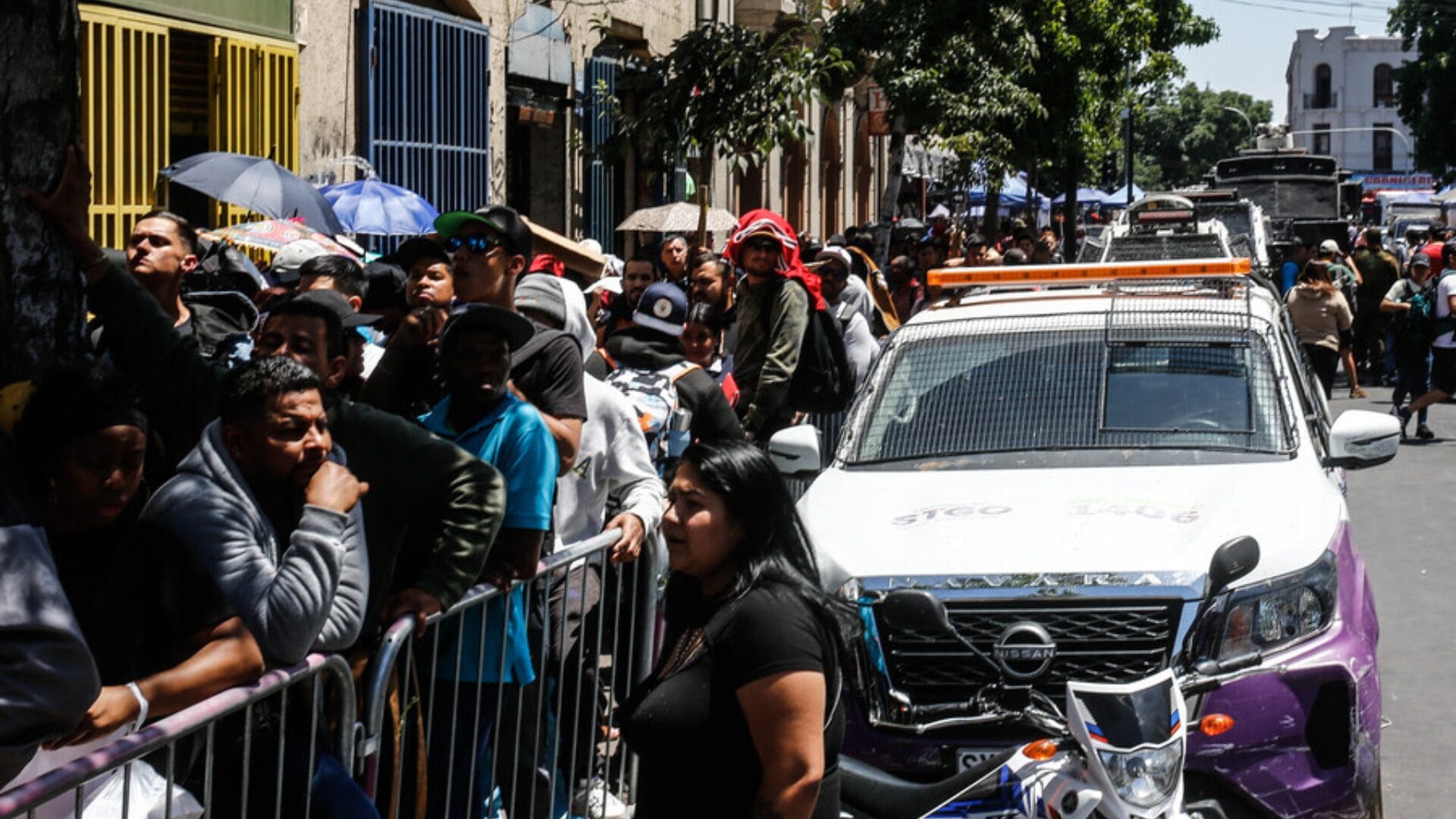 Gobierno explicó qué ocurrió: Confusión por regularización acotada de migrantes generó caos de extranjeros pidiendo enrolarse