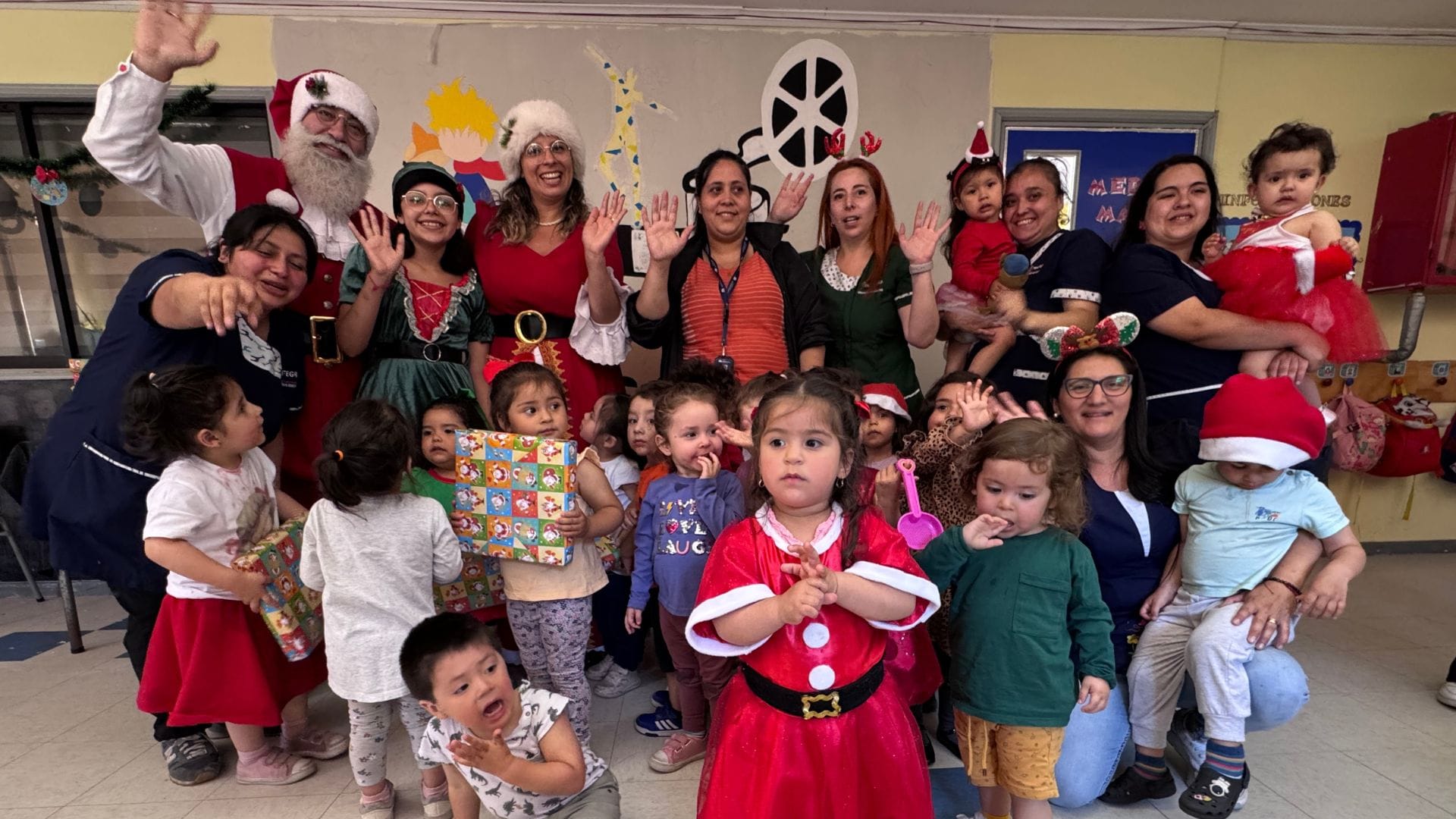 Empresas Vega Monumental celebró una nueva Navidad con Sentido junto a los niños del Jardín Infantil de Lorenzo Arenas