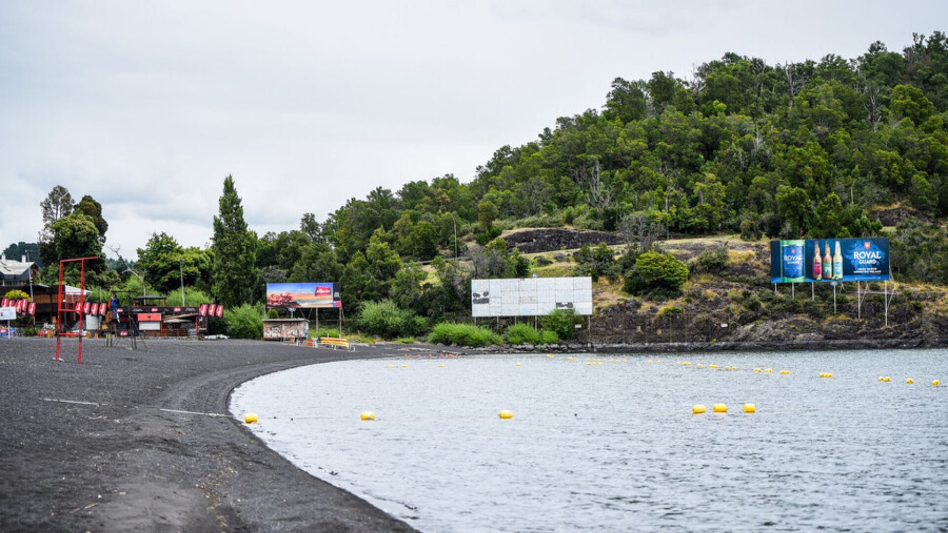 Dos jóvenes se intoxicaron tras tragar agua del Lago Villarrica: Fueron internados