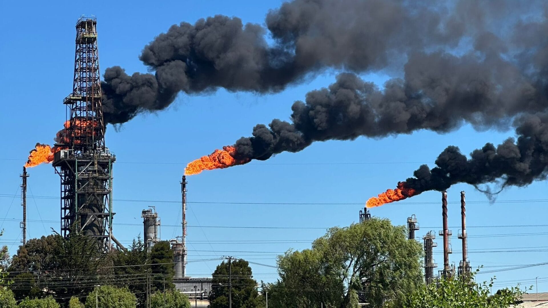 Explican llamaradas y columnas de humo negro emanadas en la Refinería Bío Bío de Enap en Hualpén