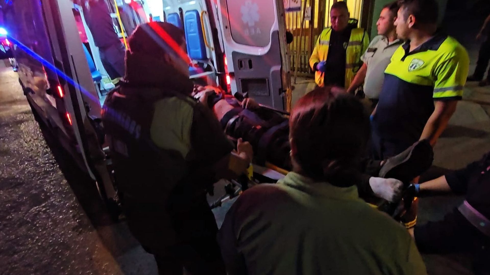 Hombre queda en riesgo vital tras caer desde un quinto piso en Iquique: Intentó entrar a robar a un departamento