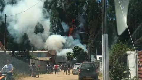 Siniestro de vivienda en San Pedro de la Paz se propaga a árboles del cerro: Declaran alarma de incendio forestal
