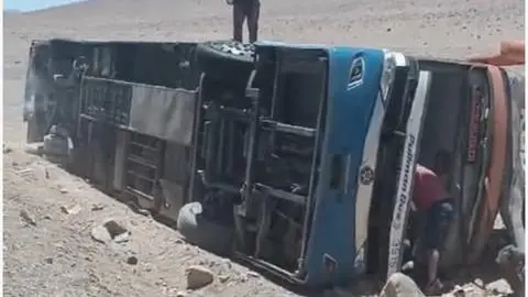 Bus volcó dejando dos fallecidos y al menos 40 lesionados en Taltal