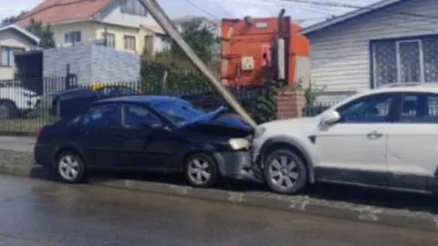 Auto se desenganchó y terminó chocando contra un poste: Conductor se había bajado a comprar en Punta Arenas