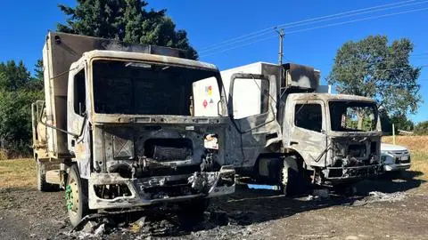 Denuncian violento atentado: Delincuentes quemaron cuatro camiones y una camioneta en Los Álamos