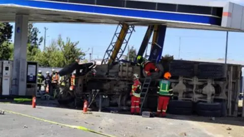 Joven de 24 años falleció tras fuerte choque de camión contra bencinera en Punta Arenas