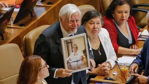 Asumió el cargo que tenía su esposa: Roberto Celedón juró como diputado en reemplazo de Mercedes Bulnes tras su deceso