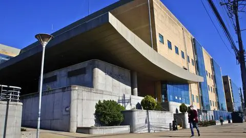 Joven de 19 años fue atacado con tres disparos durante discusión en una sede social de Hualpén