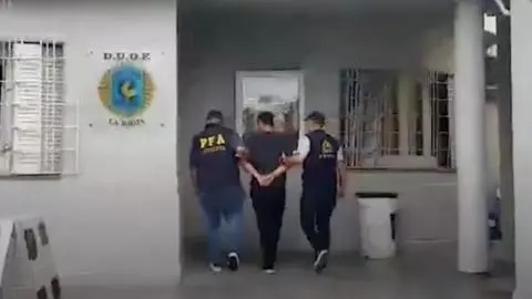 Utilizaba nombre falso: Capturan en Argentina a excarabinero que intentó prender fuego a su esposa y sus hijos en Los Ángeles