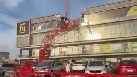 Colapso de grúa sobre un gimnasio deja un fallecido y una persona atrapada en Arica