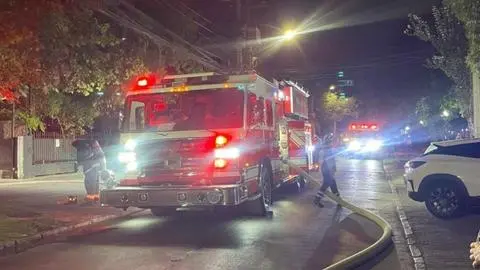 Vivía en las bodegas: Hombre fallece por inhalación de humo durante incendio en el estacionamiento de un edificio en Providencia
