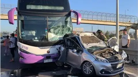 Automóvil quedó destruido: Conductora resulta herida grave tras violento choque de un bus con pasajeros en la Ruta 5