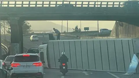 Volcamiento de camión en Avenida Costanera genera gran congestión vehicular en el Gran Concepción