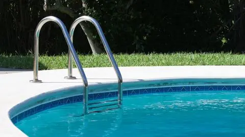 Permanece internada en riesgo vital: Niña de dos años cayó a una piscina al interior de domicilio en Pudahuel