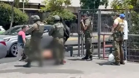 Conductor saca un arma de fuego y le dispara a un hombre que limpiaba vidrios tras violenta discusión en pleno centro de Santiago