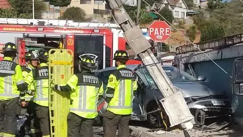 Joven conductor de 26 años fallece tras colisión de alta energía entre un automóvil y una motocicleta en Villa Alemana