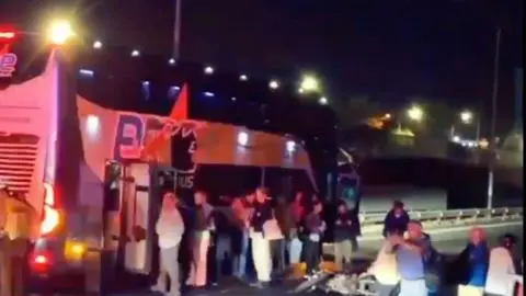 Una joven fallecida y un herido grave deja colisión entre bus con pasajeros y motocicleta en la Ruta 5 Sur a la altura de Talca