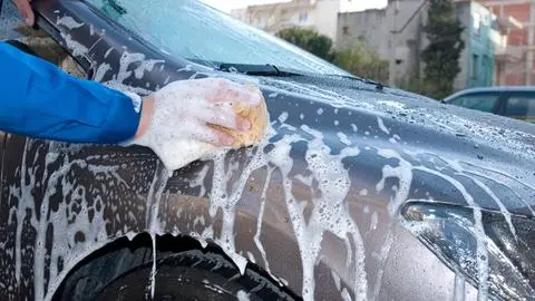 La cuantiosa multa que podrías pagar por lavar tu auto en la calle en Chile