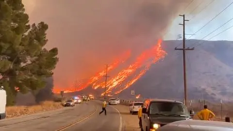 Vientos superan los 100 km/h: Nuevos incendios forestales avanzan y obligan a evacuar a miles de personas en California
