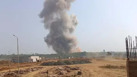 Reportan al menos ocho personas fallecidas y siete heridos tras enorme explosión y derrumbe de fábrica de artillería en India