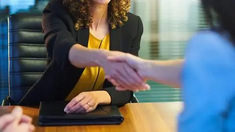 Ofrecen puestos de trabajo sin experiencia previa con sueldos de hasta $2,8 millones en el Estado: Revisa aquí cómo postular y los plazos