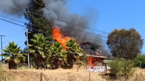 Encuentran el cuerpo de una niña de cinco años tras voraz incendio que consumió una vivienda en San Pedro de Melipilla