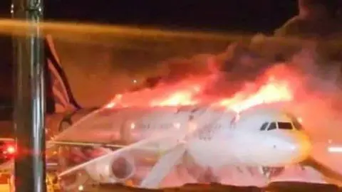 Reportan varias personas heridas: Avión con 167 pasajeros a bordo se incendia poco antes de despegar en aeropuerto de Corea del Sur