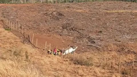 Automóvil chocó y desbarrancó a un sitio eriazo: Un fallecido y una herida deja violento accidente vehicular en Ruta del Itata
