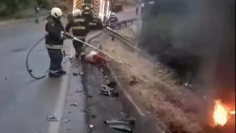 Camioneta terminó incendiada y camión desbarrancó: Dos personas fallecen tras grave colisión en Futrono