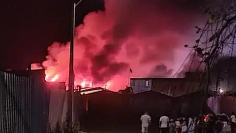 Un fallecido deja incendio en una toma: Al menos 13 casas fueron consumidas por el fuego en Colina