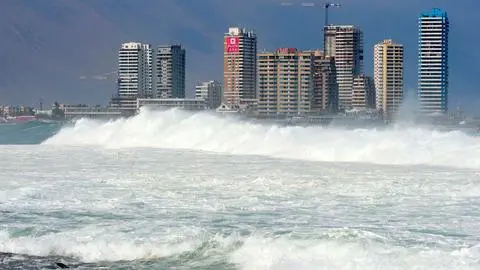 Fallece persona que se lanzó al mar para salvar a un menor en medio de fuertes oleajes en Iquique