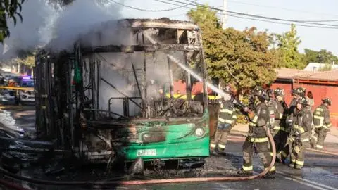 Bus Red se quema por completo en La Florida: Causó daños colaterales