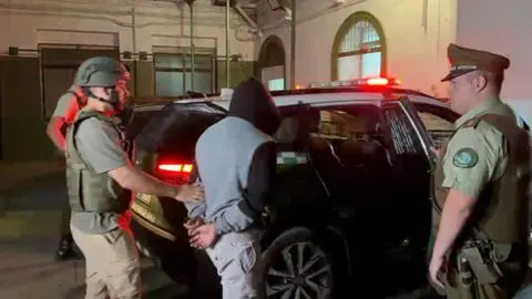 Detienen a un adolescente de 17 años en Recoleta: Cometió asalto, intento atropellar a carabineros y conducía un auto robado