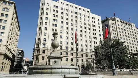 Indagan fallecimiento de mujer que cayó de piso 14 de edificio del Ministerio de Hacienda