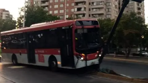 Bus Red choca contra letrero publicitario en Ñuñoa: Intentó esquivar a un perro