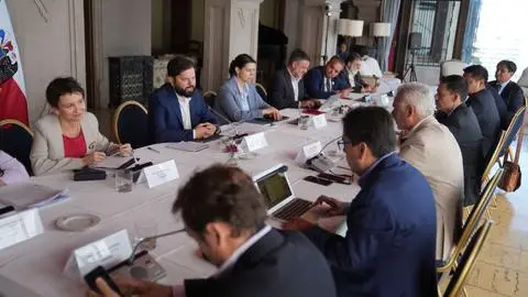 Los compromisos y deudas que adquiere La Moneda con los gobernadores regionales