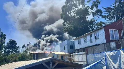 Incendio de vivienda en Los Cerros de Talcahuano moviliza a múltiples compañías de Bomberos