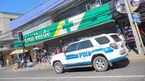 Delincuentes roban caja fuerte cargada con millones en efectivo desde farmacia en pleno centro de Concepción
