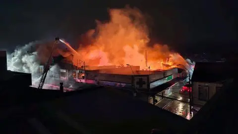 Incendio destruye 60 locales y deja 300 afectados en Ancud: Se decreta emergencia comunal
