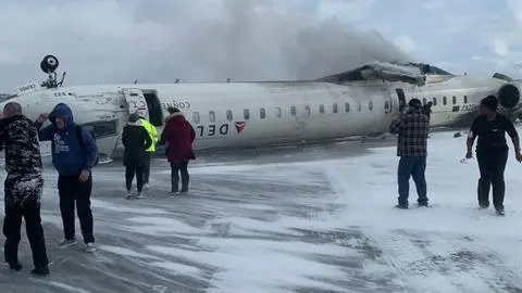 Avión se vuelca tras aterrizar en la pista en Toronto