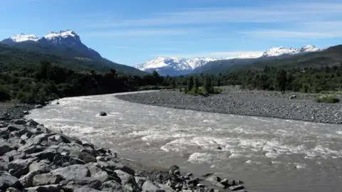 Niño de 2 años muere tras caer al río mientras paseaba con su familia en Malloa