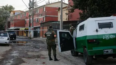 Arrojó un cuchillo contra carabineros y le respondieron con disparos: Sujeto es herido durante procedimiento por VIF en Lo Espejo
