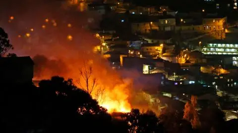 Incendio con peligro de propagación: Senapred llama a evacuar sectores cercanos al Cerro Cordillera en Valparaíso