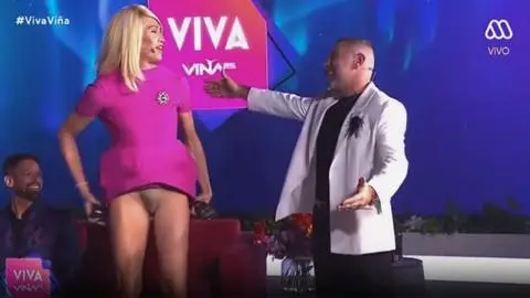 Di Mondo sufre percance en programa “Viva Viña”: Su corto vestido deja poco a la imaginación