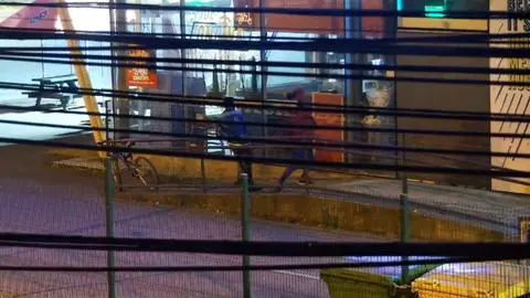 Robo insólito en Hualpén: Rompen ventanal de pizzería y solo se llevan jugos