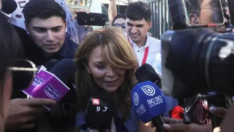 “Quiero abrazar a mis hijos”: La reacción de Cathy Barriga tras salir de la cárcel de San Miguel