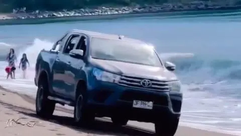 Identifican y multan al conductor “funado” por entrar con camioneta a playa Chivilingo de Lota