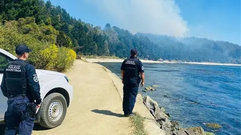 Turistas quedaron atrapados en Playa El Túnel de Punta de Parra tras ser rodeados por incendio forestal